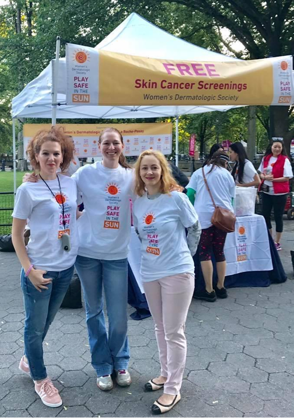 Dr. Kazlouskaya performing free skin cancer screening at Central Park, NYC.
