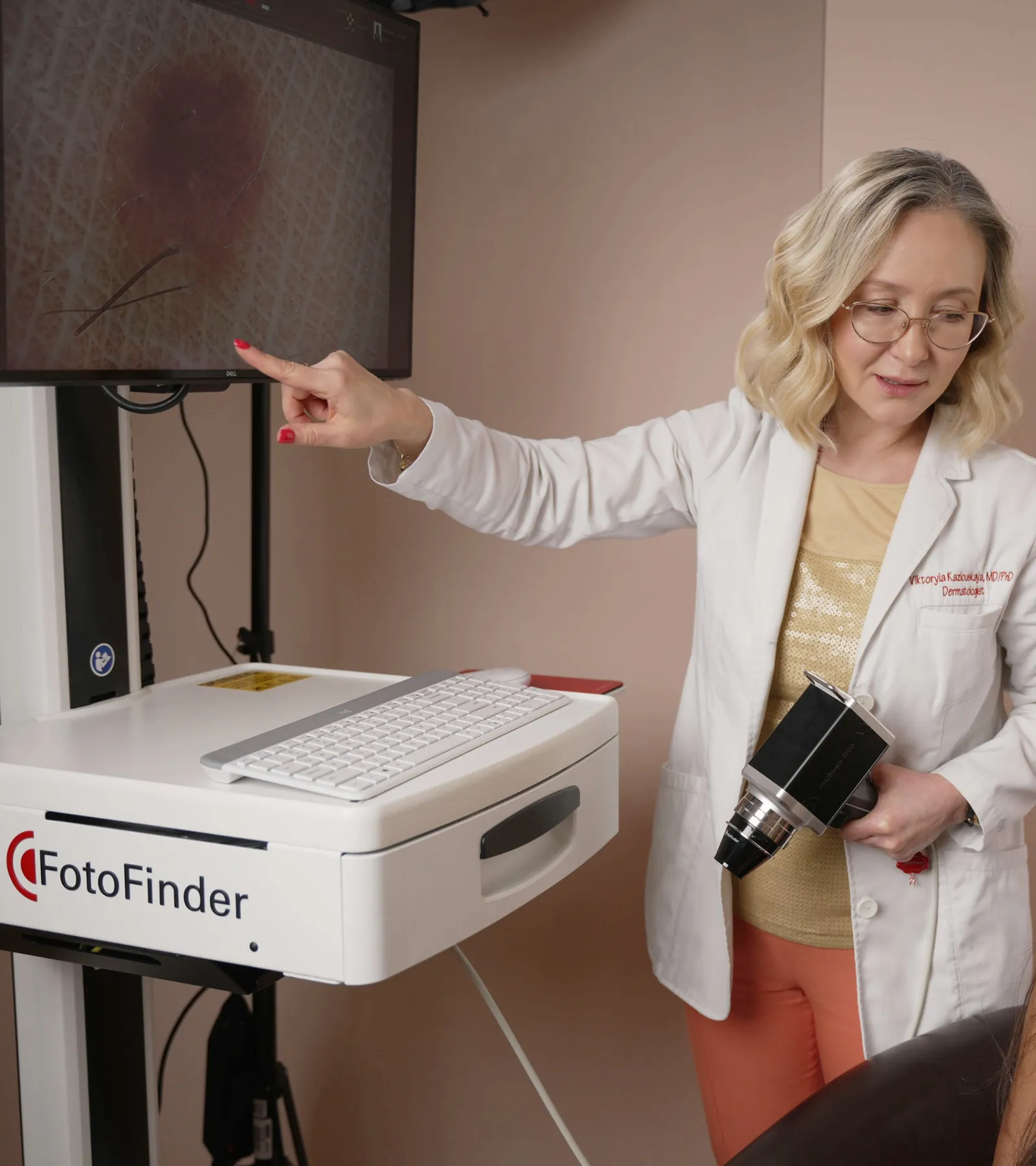 Dr. Viktoryia Kazlouskaya reviewing FotoFinder trichoscopy analysis for hair loss
