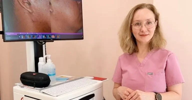 Dr. Viktoryia Kazlouskaya reviewing digital skin imaging during an acne and facial rash consultation.